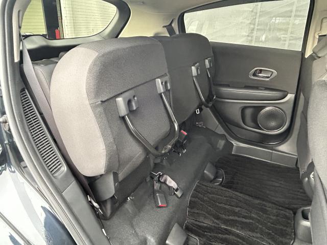 リアシートの座面をはねあげれば、横倒し出来ない背の高い荷物も載せられます。多彩なシートアレンジ！