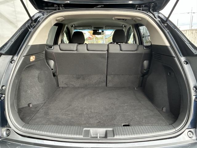 そのままでも広さ十分のラゲッジルームです