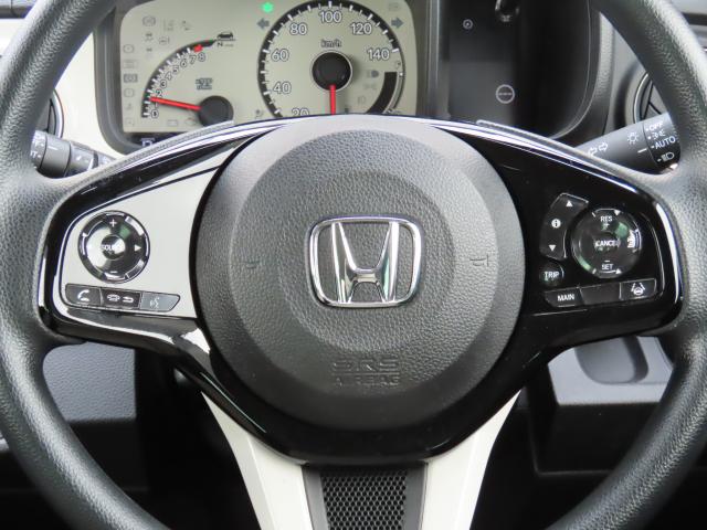 ハンドルには、アクセルペダルを踏まずに定速走行し疲労軽減に貢献するクルーズコントロールと、ハンドルから手を離さずにオーディオを操作できるので安全性がとても上がるステアリングリモコンが付いています！