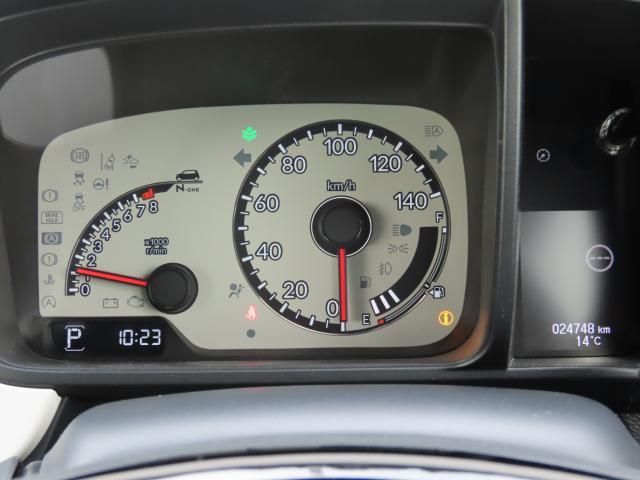 シンプルで視認性の良いメーター類です。