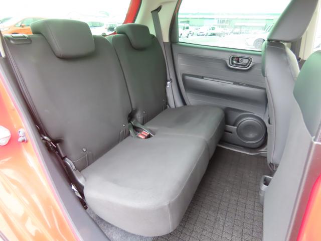 リアシートは十分な広さを確保しています