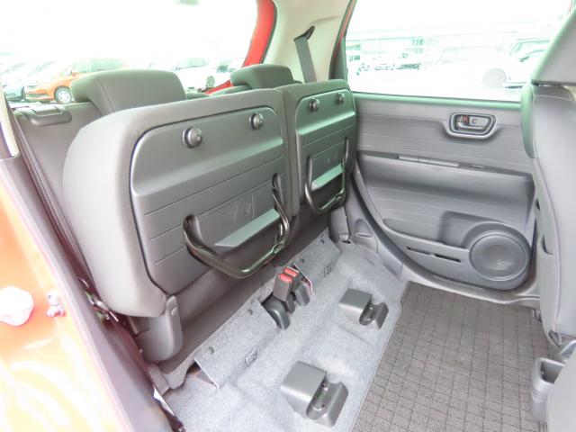 リアシートの座面をはねあげれば、横倒し出来ない背の高い荷物も載せられます。多彩なシートアレンジ！