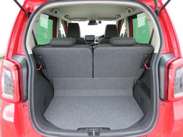 そのままでも広さ十分のラゲッジルームです