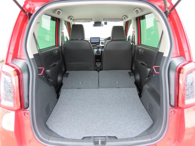 リヤシートを前に倒すとご覧のような広大なラゲッジスペースが作れます。是非一度実車でご確認下さい。