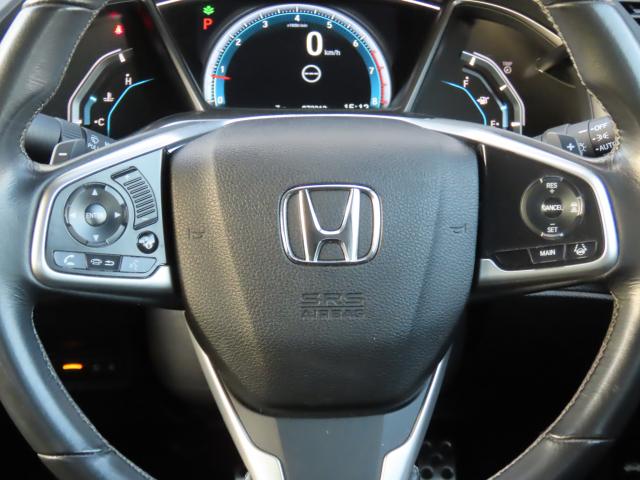 ハンドルには、アクセルペダルを踏まずに定速走行し疲労軽減に貢献するクルーズコントロールと、ハンドルから手を離さずにオーディオを操作できるので安全性がとても上がるステアリングリモコンが付いています！