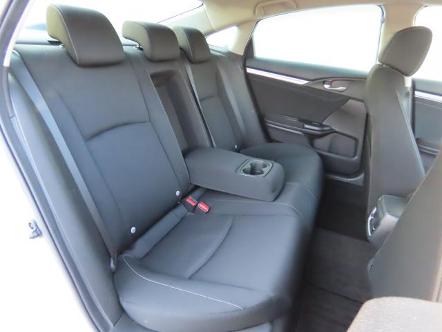 リアシートは十分な広さを確保しています