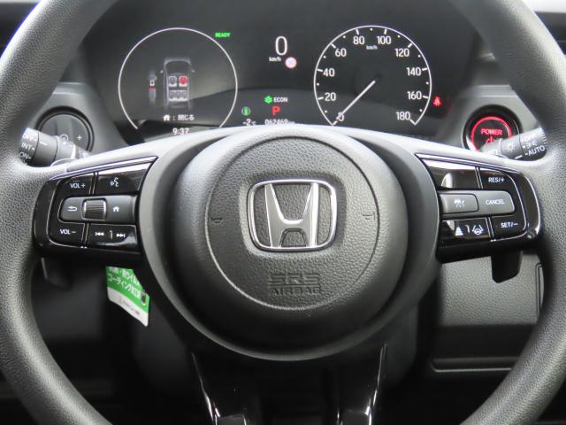 �n���h���ɂ́A�A�N�Z���y�_���𓥂܂��ɒ葬���s����J�y���ɍv������N���[�Y�R���g���[���ƁA�n���h�������𗣂����ɃI�[�f�B�I�𑀍�ł���̂ň��S�����ƂĂ��オ��X�e�A�����O�����R�����t���Ă��܂��I