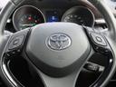 ハンドルには、アクセルペダルを踏まずに定速走行し疲労軽減に貢献するクルーズコントロールと、ハンドルから手を離さずにオーディオを操作できるので安全性がとても上がるステアリングリモコンが付いています！
