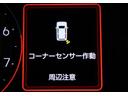 障害物に近づくと知らせる。車庫入れや縦列駐車などのときに、接近する障害物の位置とおおよその距離をインフォメーション画面のセンサー表示とブザー音で運転者にお知らせします。