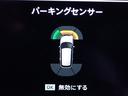 障害物に近づくと知らせる。車庫入れや縦列駐車などのときに、接近する障害物の位置とおおよその距離をインフォメーション画面のセンサー表示とブザー音で運転者にお知らせします。