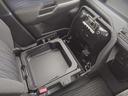 助手席の下にも大容量の収納があります！
