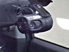 ドライブレコーダーは、映像・音声などを記録する自動車用の車載装置のことです。　もしもの事故の際の記録はもちろん、旅行の際の思い出としてドライブの映像を楽しむことができます 4
