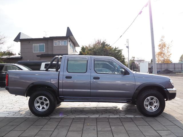 ダットサンピックアップ 　ＡＤダブルキャブ４ＷＤ・修復歴軽度・最終型ディーゼル・下回りサビ少ない・新品ＡＴタイヤ・社外メモリーナビ・フルセグ・ＵＳＢ・ＥＴＣ・エアコン・ロールバー・荷台チッピング塗装（6枚目）