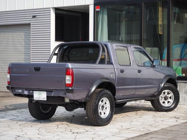 ダットサンピックアップ 　ＡＤダブルキャブ４ＷＤ・修復歴軽度・最終型ディーゼル・下回りサビ少ない・新品ＡＴタイヤ・社外メモリーナビ・フルセグ・ＵＳＢ・ＥＴＣ・エアコン・ロールバー・荷台チッピング塗装（7枚目）