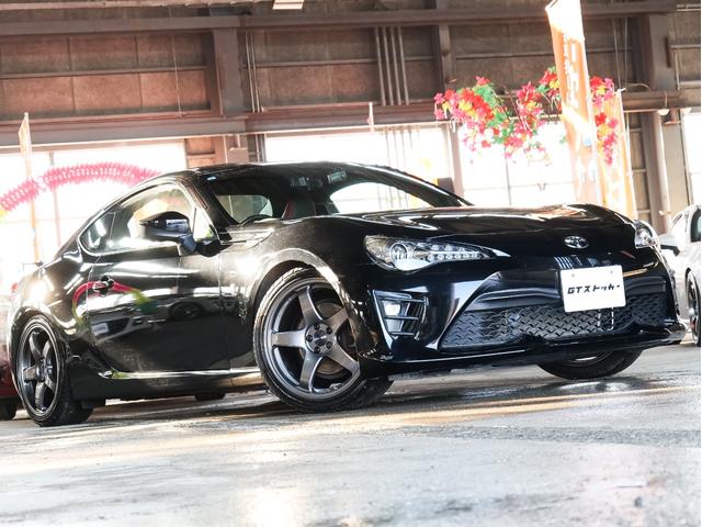 ８６ ＧＴリミテッド　６ＭＴ　ブリッツ車高調　エンケイ１８ＡＷ　ストラーダナビ／フルセグ／ＣＤ／ＤＶＤ　ブリッツマフラー　前後ドラレコ　ハーフレザーシート　シートヒーター　クルーズコントロール　リアスポ　ＬＥＤヘッドライト（3枚目）