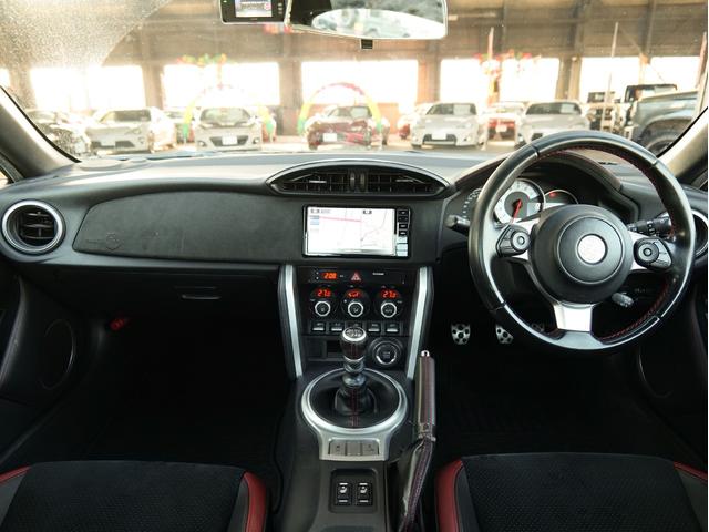 ８６ ＧＴリミテッド　６ＭＴ　ブリッツ車高調　エンケイ１８ＡＷ　ストラーダナビ／フルセグ／ＣＤ／ＤＶＤ　ブリッツマフラー　前後ドラレコ　ハーフレザーシート　シートヒーター　クルーズコントロール　リアスポ　ＬＥＤヘッドライト（6枚目）
