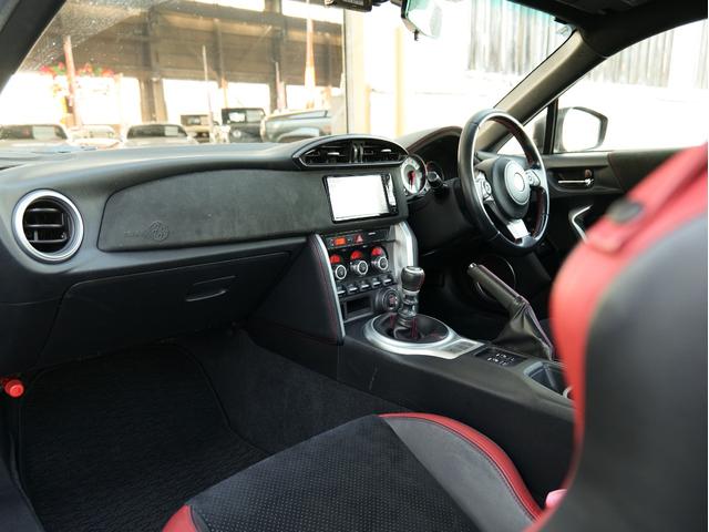 ８６ ＧＴリミテッド　６ＭＴ　ブリッツ車高調　エンケイ１８ＡＷ　ストラーダナビ／フルセグ／ＣＤ／ＤＶＤ　ブリッツマフラー　前後ドラレコ　ハーフレザーシート　シートヒーター　クルーズコントロール　リアスポ　ＬＥＤヘッドライト（24枚目）