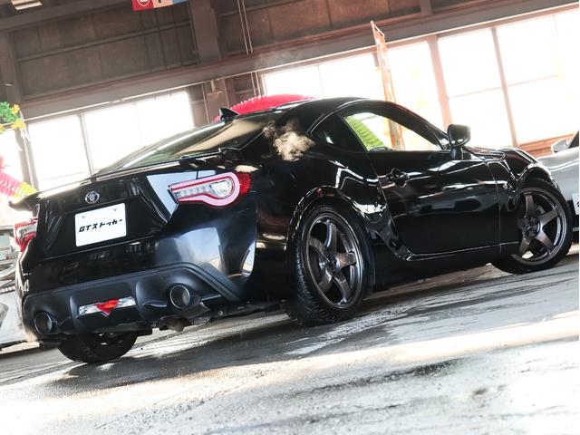８６ ＧＴリミテッド　６ＭＴ　ブリッツ車高調　エンケイ１８ＡＷ　ストラーダナビ／フルセグ／ＣＤ／ＤＶＤ　ブリッツマフラー　前後ドラレコ　ハーフレザーシート　シートヒーター　クルーズコントロール　リアスポ　ＬＥＤヘッドライト（52枚目）