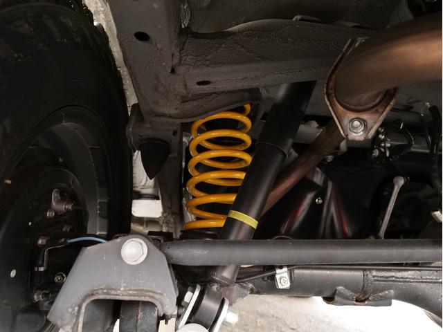 ジムニー ＸＣ　５ＭＴリフトアップ　外１６ＡＷ　ジオランダーＭ／Ｔ　ショートバンパー　クルーズコントロール　シートヒーター　ケンウッドＣＤ／ＵＳＢ／Ｂｌｕｅｔｏｏｔｈオーディオ　ＬＥＤヘッドライト　フォグライト（10枚目）