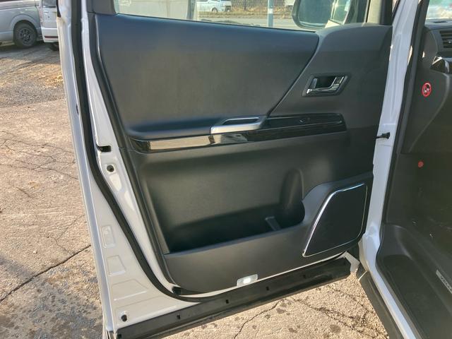 ヴェルファイアハイブリッド ＺＲ　Ｇエディション　４ＷＤ　ＴＶ付ナビ　バックカメラ　全周囲カメラ　スマートキー　エンジンスターター　サンルーフ　パワーシート　オットマン　シートヒーター　両側パワースライドドア　スタッドレスタイヤ付　２年保証付き（10枚目）