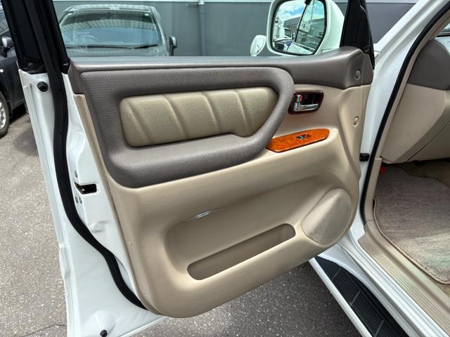 ランドクルーザー１００ ＶＸリミテッド　Ｇセレクション　タイベル交換済み　車検Ｒ８年４月　エアサスコントローラー　社外マフラー　ヒッチメンバー　社外ナビ　フルセグ　Ｂカメラ　スターター　寒冷地仕様車　パワーシート　サンルーフ（32枚目）