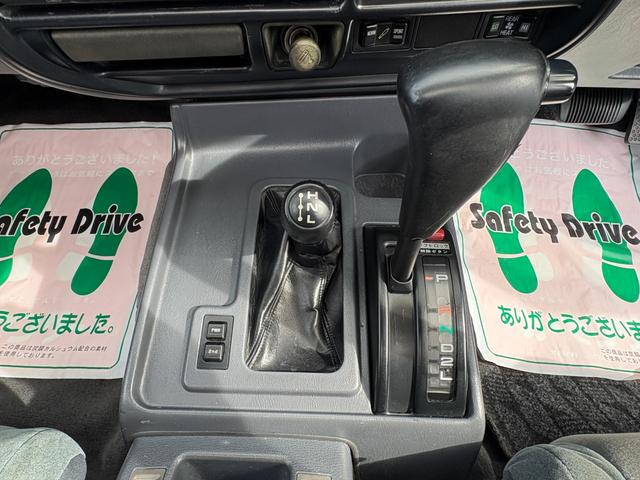 ランドクルーザー８０ ＶＸリミテッド　後期型　センターデフロック　サンルーフ　純正アルミ　オートクルーズ　ヒッチメンバー　社外マフラー　車検Ｒ８年９月（17枚目）