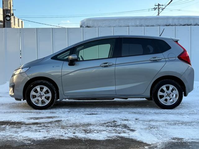 フィットハイブリッド Lパッケージ 4WD 純正ナビ Bluetoothオーディオ 地デジ バックカメラ 純正スターター ハーフレザー ワンオーナー車 走行7.5万km 車検R10年2月 夏冬タイヤセット(7枚目)