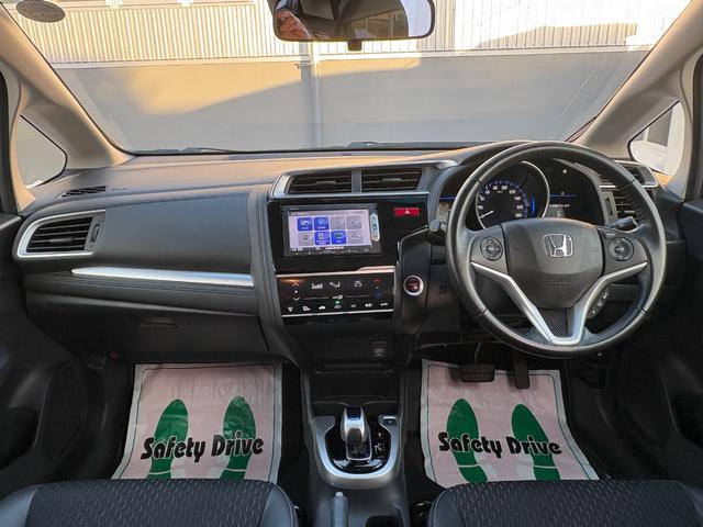 フィットハイブリッド Lパッケージ 4WD 純正ナビ Bluetoothオーディオ 地デジ バックカメラ 純正スターター ハーフレザー ワンオーナー車 走行7.5万km 車検R10年2月 夏冬タイヤセット(12枚目)