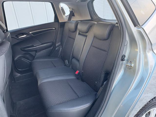 フィットハイブリッド Lパッケージ 4WD 純正ナビ Bluetoothオーディオ 地デジ バックカメラ 純正スターター ハーフレザー ワンオーナー車 走行7.5万km 車検R10年2月 夏冬タイヤセット(23枚目)