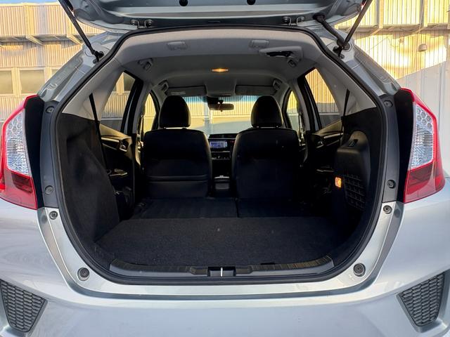 フィットハイブリッド Lパッケージ 4WD 純正ナビ Bluetoothオーディオ 地デジ バックカメラ 純正スターター ハーフレザー ワンオーナー車 走行7.5万km 車検R10年2月 夏冬タイヤセット(27枚目)