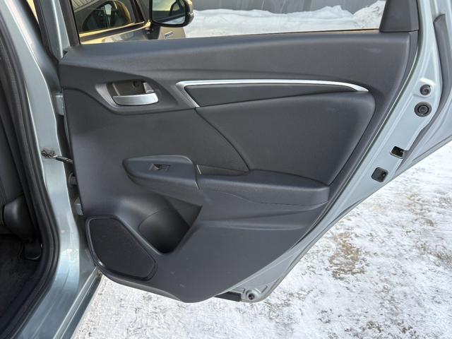 フィットハイブリッド Lパッケージ 4WD 純正ナビ Bluetoothオーディオ 地デジ バックカメラ 純正スターター ハーフレザー ワンオーナー車 走行7.5万km 車検R10年2月 夏冬タイヤセット(29枚目)