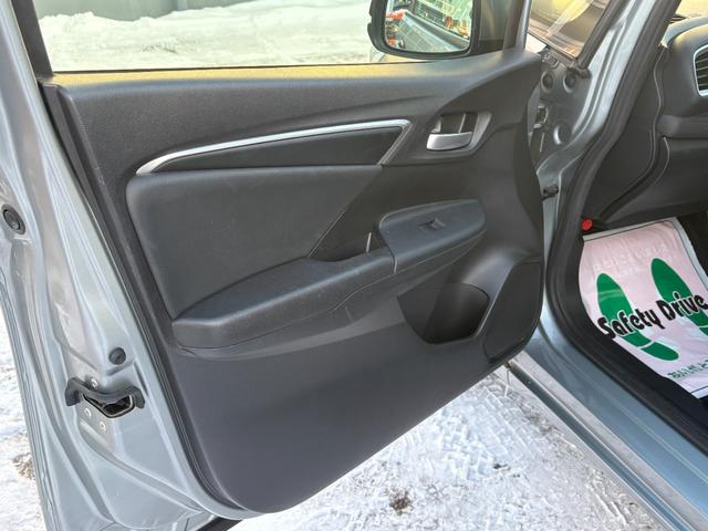 フィットハイブリッド Lパッケージ 4WD 純正ナビ Bluetoothオーディオ 地デジ バックカメラ 純正スターター ハーフレザー ワンオーナー車 走行7.5万km 車検R10年2月 夏冬タイヤセット(30枚目)