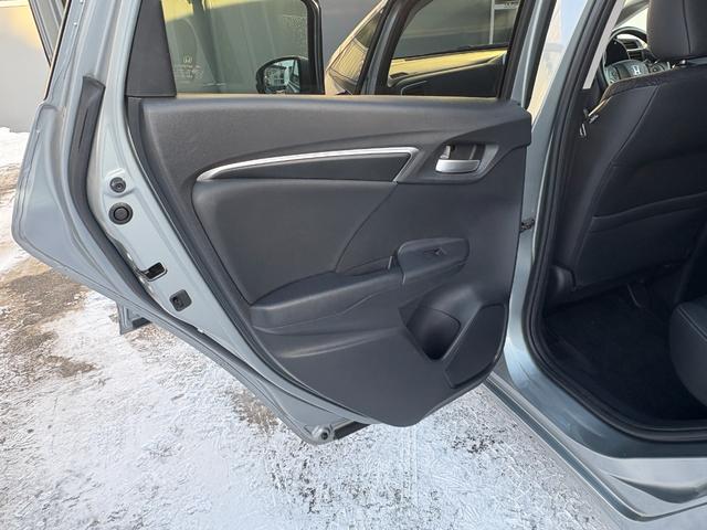 フィットハイブリッド Lパッケージ 4WD 純正ナビ Bluetoothオーディオ 地デジ バックカメラ 純正スターター ハーフレザー ワンオーナー車 走行7.5万km 車検R10年2月 夏冬タイヤセット(31枚目)