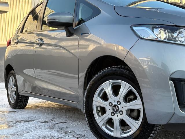 フィットハイブリッド Lパッケージ 4WD 純正ナビ Bluetoothオーディオ 地デジ バックカメラ 純正スターター ハーフレザー ワンオーナー車 走行7.5万km 車検R10年2月 夏冬タイヤセット(32枚目)