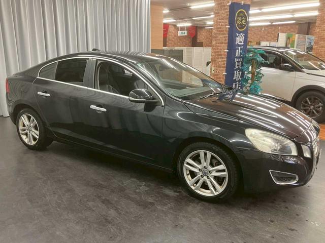 Ｓ６０ Ｔ６　ＡＷＤ　ＳＥ　４ＷＤ　ナビ　テレビ　Ｂｌｕｅｔｏｏｔｈ　純正アルミホイール　パワーシート　ステコン　衝突軽減ブレーキ　スペアキー　プッシュスタート（8枚目）