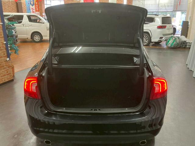 Ｓ６０ Ｔ６　ＡＷＤ　ＳＥ　４ＷＤ　ナビ　テレビ　Ｂｌｕｅｔｏｏｔｈ　純正アルミホイール　パワーシート　ステコン　衝突軽減ブレーキ　スペアキー　プッシュスタート（17枚目）