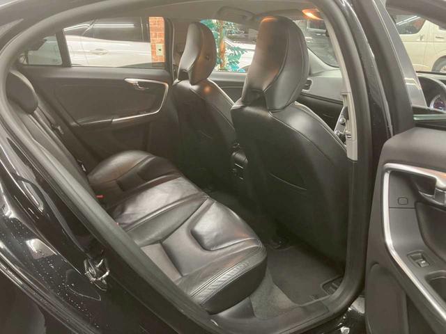 Ｓ６０ Ｔ６　ＡＷＤ　ＳＥ　４ＷＤ　ナビ　テレビ　Ｂｌｕｅｔｏｏｔｈ　純正アルミホイール　パワーシート　ステコン　衝突軽減ブレーキ　スペアキー　プッシュスタート（22枚目）