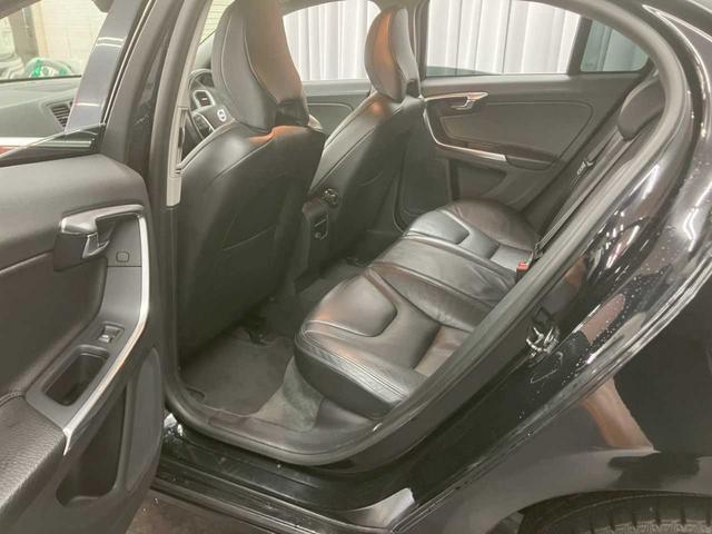 Ｓ６０ Ｔ６　ＡＷＤ　ＳＥ　４ＷＤ　ナビ　テレビ　Ｂｌｕｅｔｏｏｔｈ　純正アルミホイール　パワーシート　ステコン　衝突軽減ブレーキ　スペアキー　プッシュスタート（24枚目）