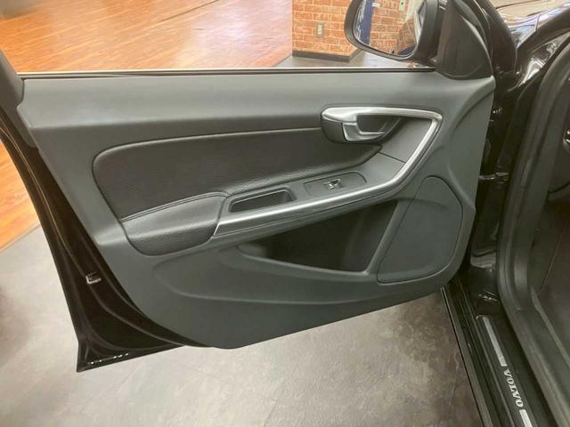 Ｓ６０ Ｔ６　ＡＷＤ　ＳＥ　４ＷＤ　ナビ　テレビ　Ｂｌｕｅｔｏｏｔｈ　純正アルミホイール　パワーシート　ステコン　衝突軽減ブレーキ　スペアキー　プッシュスタート（66枚目）