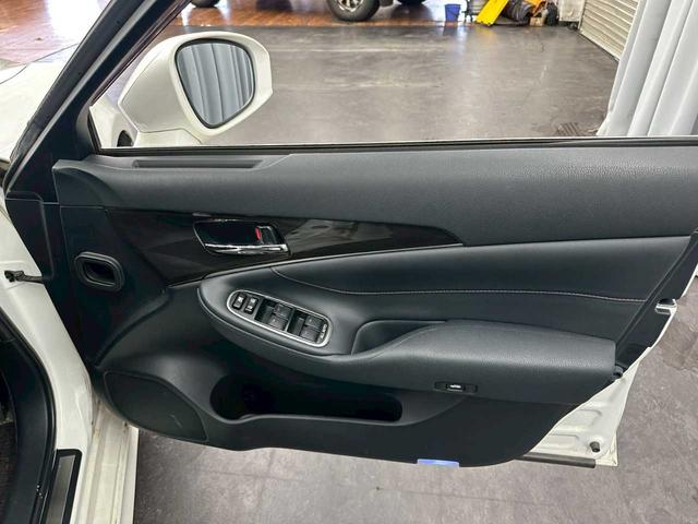 クラウンハイブリッド アスリートＳ　Ｆｏｕｒ　４ＷＤ　エンスタ　ＥＴＣ　ナビ　バックカメラ　純正アルミホイール　クルーズコントロール　ステコン　プッシュスタート　パワーシート（32枚目）