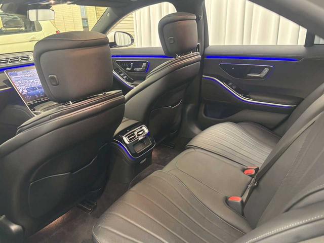Ｓクラス Ｓ４００ｄ　４マチック　ＡＭＧライン　４ＷＤ　純正アルミホイール　パワーバックドア　クルーズコントロール　パワーシート　リアエアコン　ナビ　バックカメラ　ドラレコ　ＬＥＤイルミネーション（22枚目）
