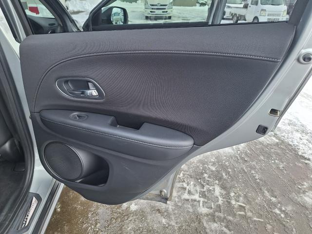 ヴェゼル ハイブリッドＸ・Ｌパッケージ　４ＷＤ　６ヶ月距離無制限保証　エンジンスターター　バックカメラ　ＥＴＣ　寒冷地仕様　ＬＥＤヘッドライト　スマートキー　アイドリングストップ　サイドミラーヒーター　シートヒーター　ワイパーデアイサー（27枚目）