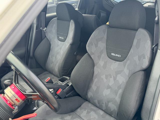 ジューク 　ＮＩＳＭＯ！左ハンドル！６ＭＴ！ＦＦ！ターボ！車高調！ＷＯＲＫエモーション１７インチＡＷ！社外マフラー！社外エアクリ！Ｂｌｕｅｔｏｏｔｈ対応社外ナビ！地デジ！バックカメラ！運転席、助手席レカロシート（9枚目）