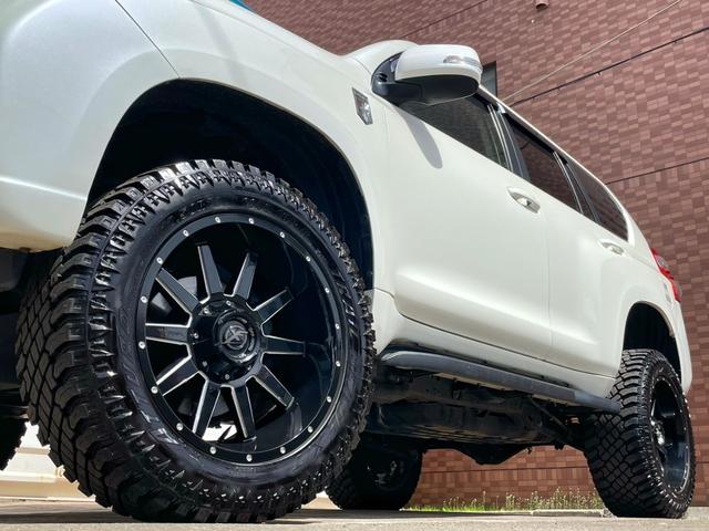 ランドクルーザープラド ＴＸ　Ｌパッケージ　本州仕入／リフトＵＰ／ＸＦ　ＯＦＦ－ＲＯＡＤ　２０インチＡＷ／黒革／３３×１２．５マッドタイヤ／ナビ・フルセグＴＶ／バックカメラ／ＬＥＤヘッドライト／ＬＥＤフォグ／ＲＢＰマフラーチップ／７人乗り（5枚目）