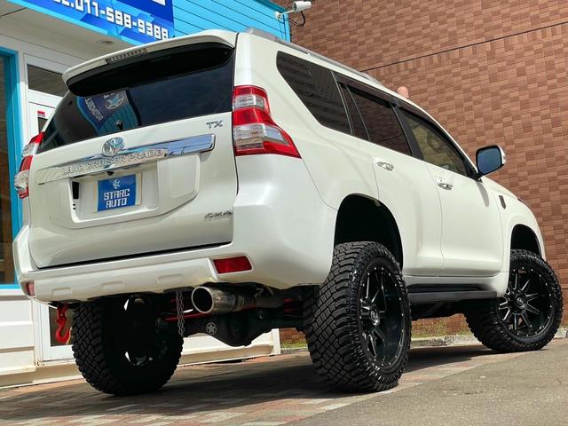 ランドクルーザープラド ＴＸ　Ｌパッケージ　本州仕入／リフトＵＰ／ＸＦ　ＯＦＦ－ＲＯＡＤ　２０インチＡＷ／黒革／３３×１２．５マッドタイヤ／ナビ・フルセグＴＶ／バックカメラ／ＬＥＤヘッドライト／ＬＥＤフォグ／ＲＢＰマフラーチップ／７人乗り（22枚目）