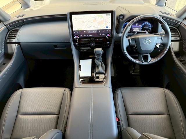 アルファード Ｚ　プレシャスレオブロンド／メーカーフルＯＰ／寒冷地／ムーンルーフ／トヨタチームメイト／ユニバーサルステップ／カラーＨＵＤ／デジタルインナーミラー／ＩＴＳコネクト／１３．２型後席モニタ／シグネチャーイルミ（4枚目）