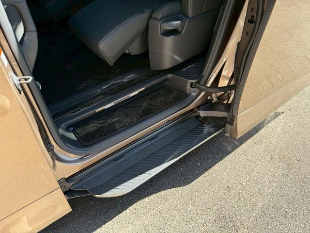 アルファード Ｚ　プレシャスレオブロンド／メーカーフルＯＰ／寒冷地／ムーンルーフ／トヨタチームメイト／ユニバーサルステップ／カラーＨＵＤ／デジタルインナーミラー／ＩＴＳコネクト／１３．２型後席モニタ／シグネチャーイルミ（34枚目）