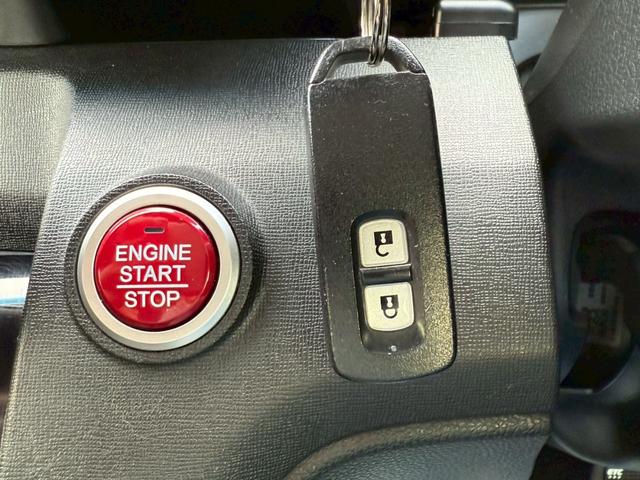 スマートキー＆プッシュスタート（＊’▽’）　キーを携帯しているだけで、ドアの解錠施錠やプッシュボタンでエンジン始動が可能です♪
