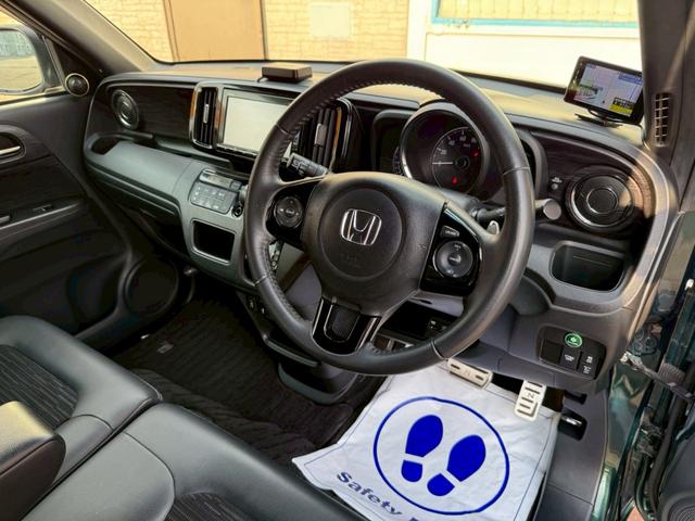 ブラックを基調とした内装（＊’▽’）　内装は大きな汚れ・目立つキズも無く、この年式の中古車の中では非常に程度が良い車両です♪ご来店可能なお客様は実際に現車を見て頂き、この程度の良さを是非実感して下さい