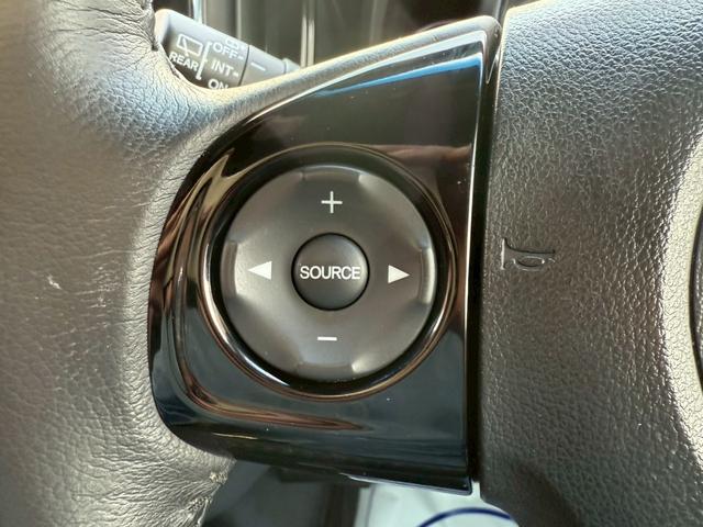 ステアリングリモコン付♪運転中にステアリングから手を離さずに操作が可能なので、運手に集中し安全・安心にドライブ出来ます♪